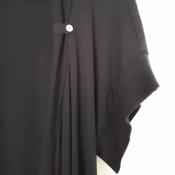 Short Sleeve Cardi with beautiful draping - Sz M Cute pearlized button detailing - Picture 4 of 5